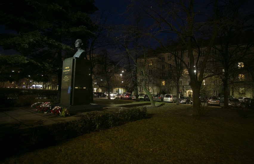 Pomnik Gabriela Narutowicza nie daje spać mieszkańcom Ochoty. Oświetlenie monumentu przeszkadza w nocy