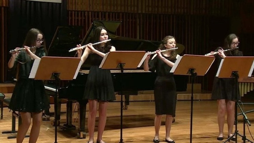 Gra kwartet fletowy „Spontaneo” w składzie: Nina Derleta,...