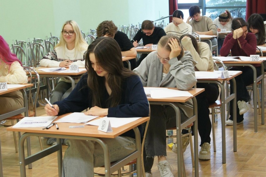Próbna matura 2024 w Radomiu. W Zespole Szkół Muzycznych maturzyści mierzyli się z egzaminem z języka polskiego