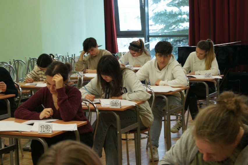 Próbna matura 2024 w Radomiu. W Zespole Szkół Muzycznych maturzyści mierzyli się z egzaminem z języka polskiego