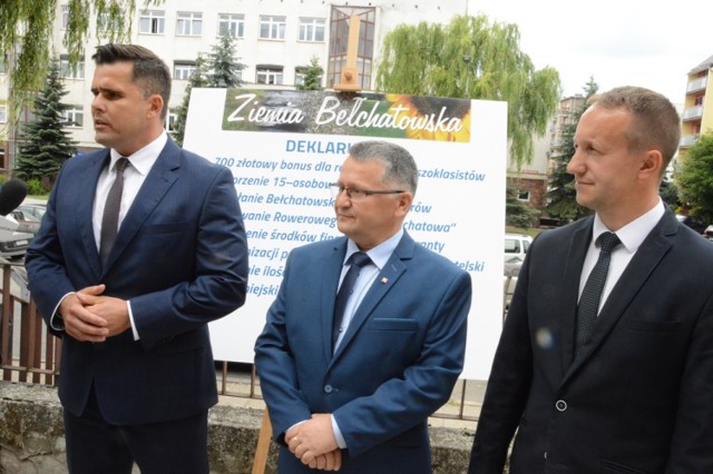 Grzegorz Gryczka, Krzysztof Jewgiejuk i Mirosław Mielus podpisują deklarację Ziemi Bełchatowskiej