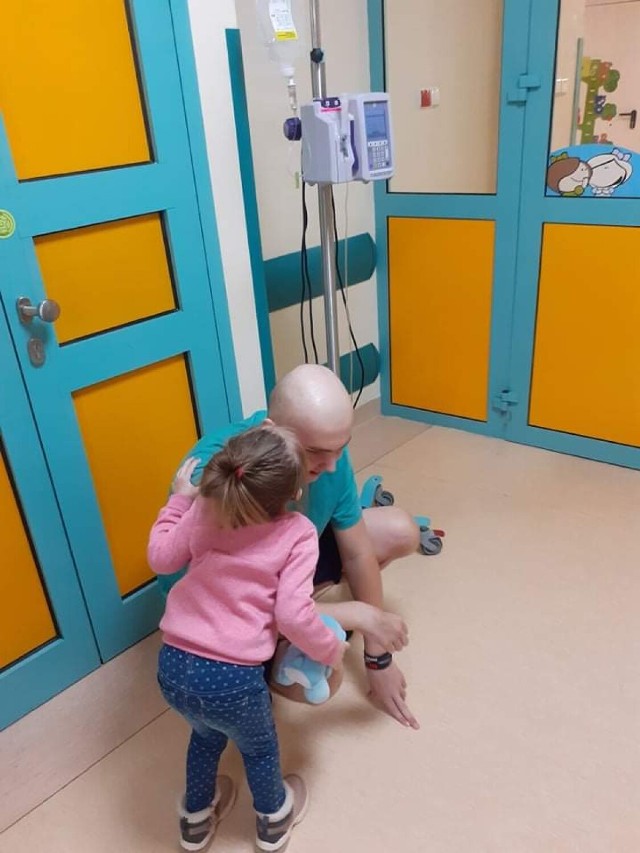 Kamil w szpitalu ze swoją siostrą