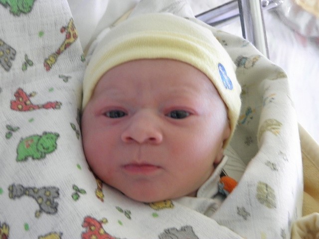Wojciech Paraluk, syn Agnieszki i Zbyszka, urodził się 12 listopada o godzinie 14.25. Ważył 3750 g i mierzył 58 cm.
Polub nas na Facebooku

 ZOBACZ TEŻ: Inne maluszki urodzone w żorskim szpitalu w ostatnich tygodniach! [ZDJĘCIA]