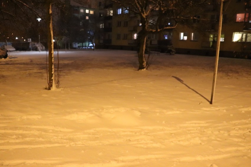 Radziejów. Spadł śnieg, dzieci wyszły na sanki [zdjęcia - 13 stycznia 2021]