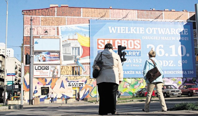 Trzy billboardy, jedna płachta. A pod nimi obraz namalowany przez amerykańskich artystów