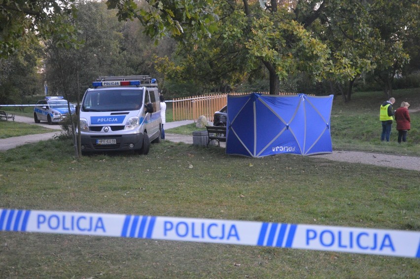 Zabójstwo w Parku Olszewskich. Nie żyje mężczyzna ugodzony nożem 