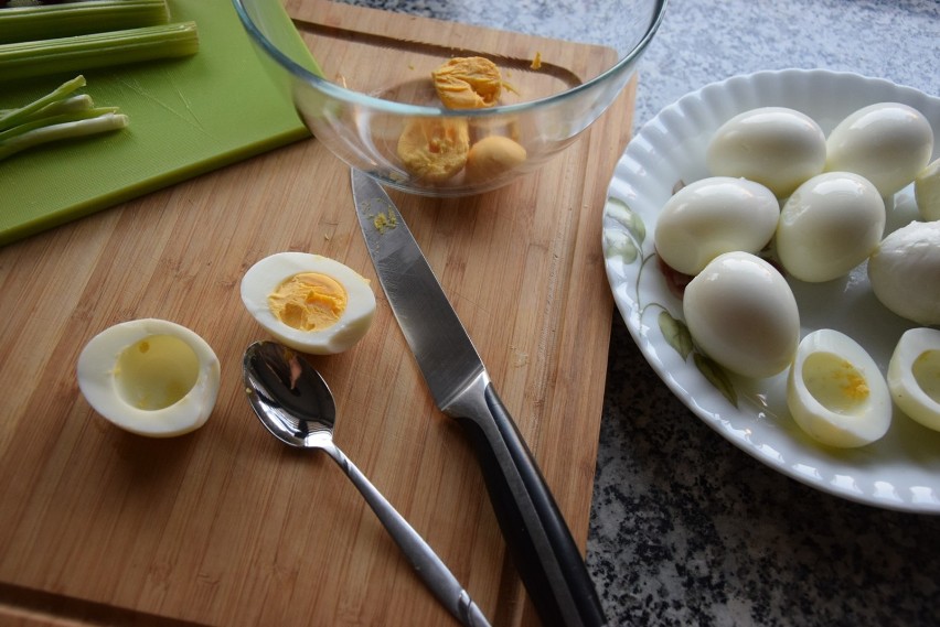 Śniadanie wielkanocne. Pyszne jajka faszerowane na świąteczny stół. Zobacz sprawdzony przepis