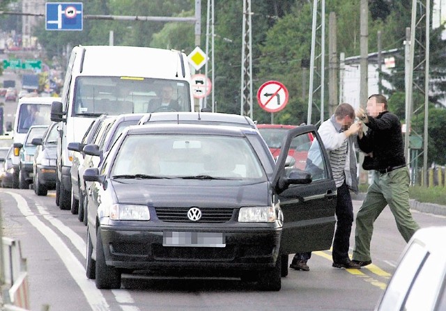 Łódź, centrum miasta. Czasem trzeba osobiście wytłumaczyć niedoświadczonemu kierowcy, jak się powinno prawidłowo jeździć.