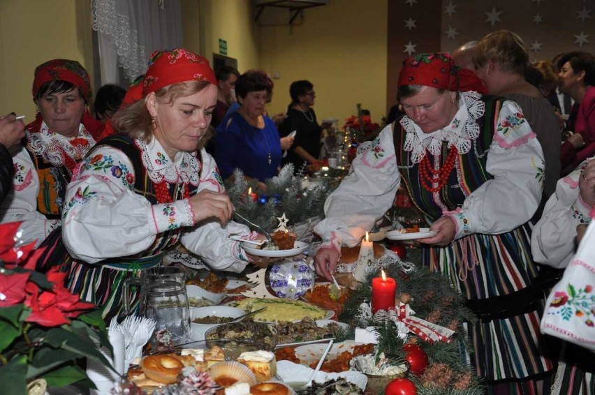 Prezentacja tradycyjnych stołów wigilijnych w Sławnie