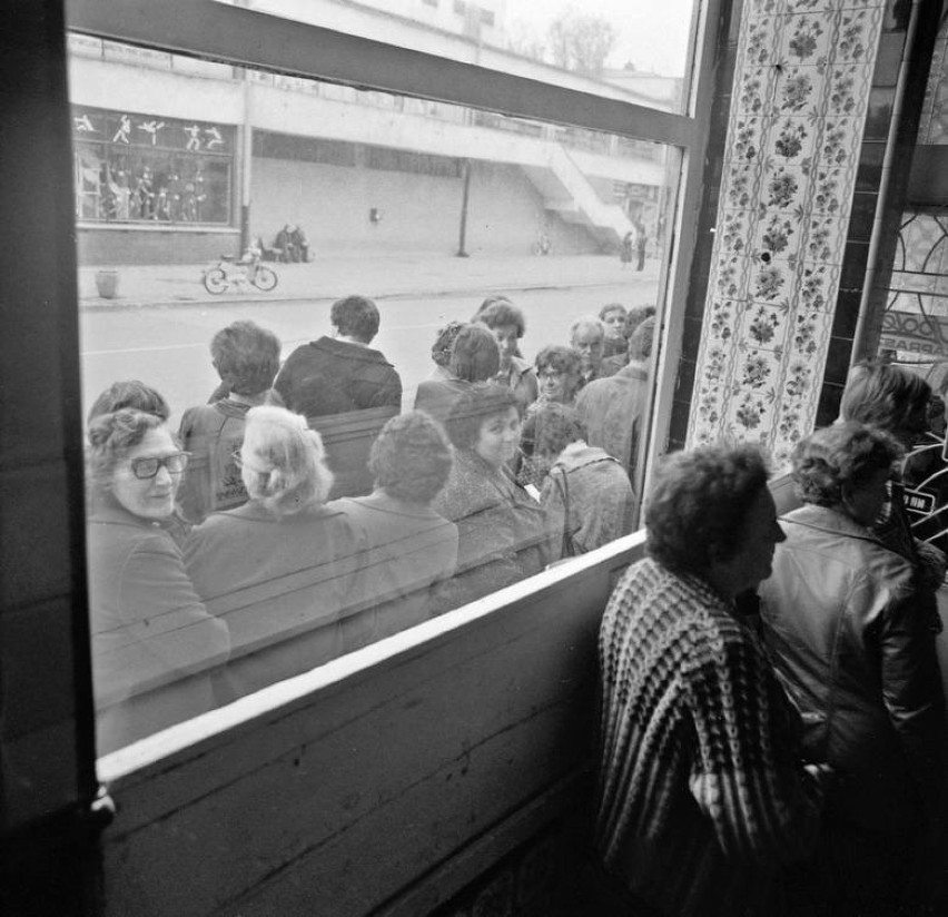 Kolejki przed mięsnym w czasach PRL. W Raciborzu w latach 80-tych czekano godzinami