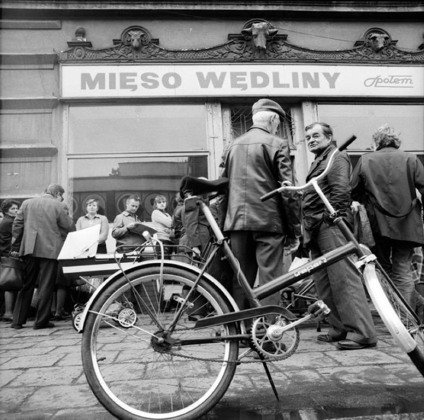 Kolejki przed mięsnym w czasach PRL. W Raciborzu w latach 80-tych czekano godzinami