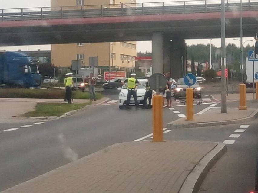 Białystok. Wypadek na skrzyżowaniu gen. Andersa z Bitwy Białostockiej. Potrącenie rowerzysty [ZDJĘCIA]