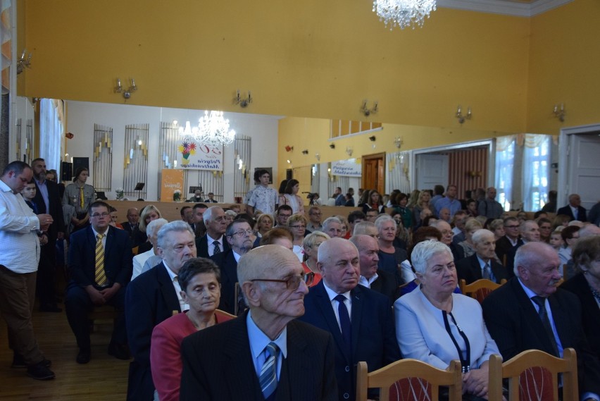 Stargard. Złote gody w Domu Kultury Kolejarza. Medale dla 30 par