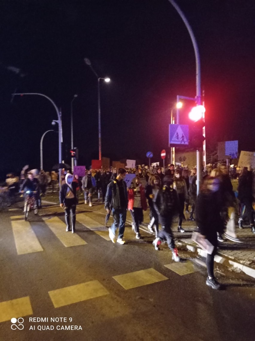 Gostyń. Strajk kobiet w Gostyniu. Tłum przemaszerował przez miasto. Na ZDJĘCIACH widać skalę protestu 