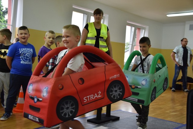 Uczniowie klas pierwszych uczyli się bezpieczeństwa w autochodziku