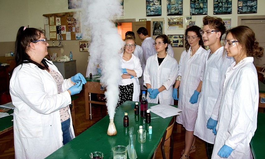 W I Liceum Ogólnokształcącym w Pile odbyły się wakacyjne warsztaty chemiczne. Zobaczcie zdjęcia