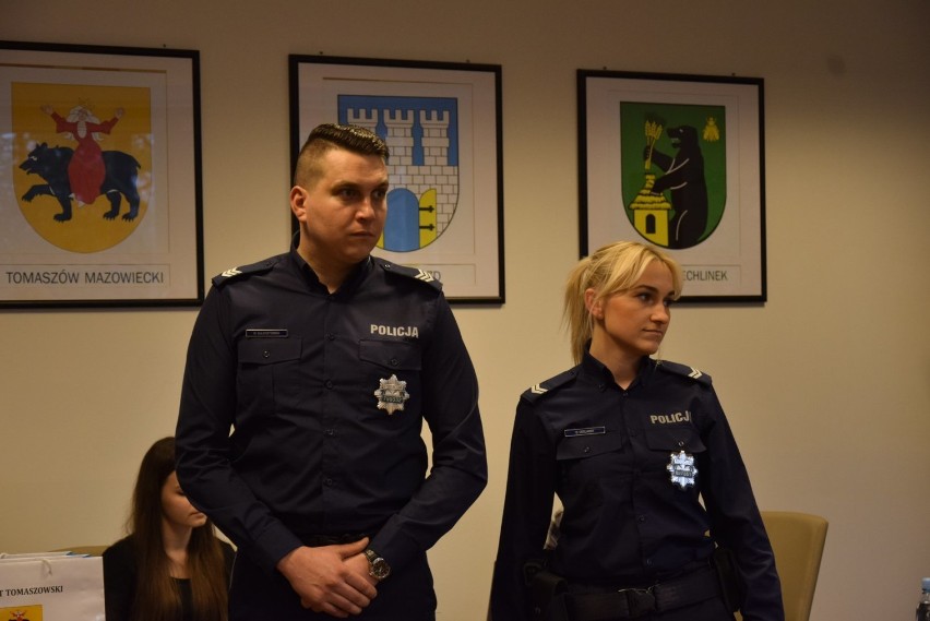 Tomaszowscy policjanci, którzy uratowali dziecko, docenieni przez władze powiatu tomaszowskiego [ZDJĘCIA]