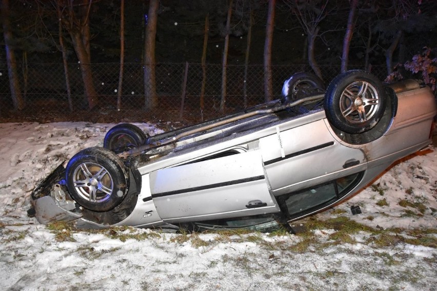 23-letni pijany kierujący hondą dachował na drodze wojewódzkiej w Maćkowicach pod Przemyślem [ZDJĘCIA]