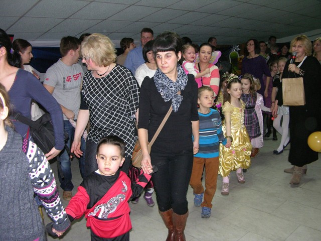 Bal Malucha 2014 w Skierniewicach odbył się już po raz 19. Dzieciaki przybyły ze swoimi rodzicami tak tłumnie, że w dużej sali Kinoteatru Polonez zabrakło miejsc.