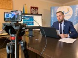 Koronawirus we Władysławowie: burmistrz Roman Kużel przed kamerą do mieszkańców: - Jesteśmy do dyspozycji od 8 do 20 | WIDEO