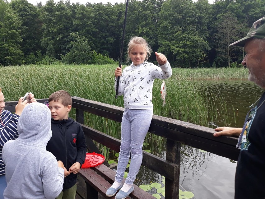 Dzieci mogły spróbować swoich sił w łowieniu ryb. Czuwali...