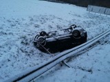 Zima na drogach Tarnowa i regionu. Jezdnie są oblodzone i zaśnieżone. Rano doszło do pierwszych stłuczek i wypadków