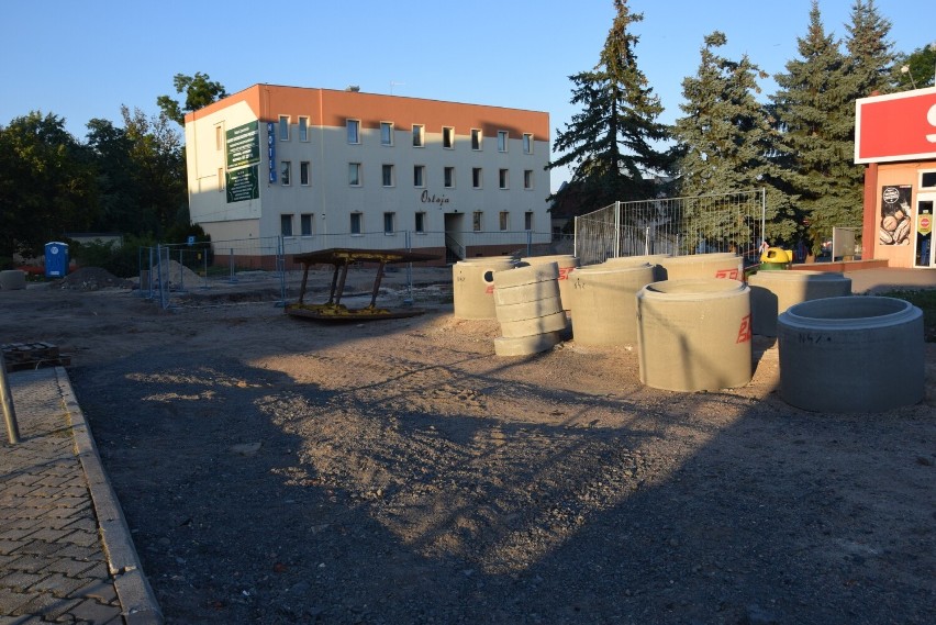 Budowa ronda w Szprotawie. Przed hotelem