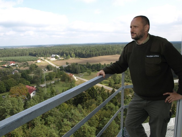 Jarosław Czarnecki przy wieży, która kosztowała 400 tys. zł