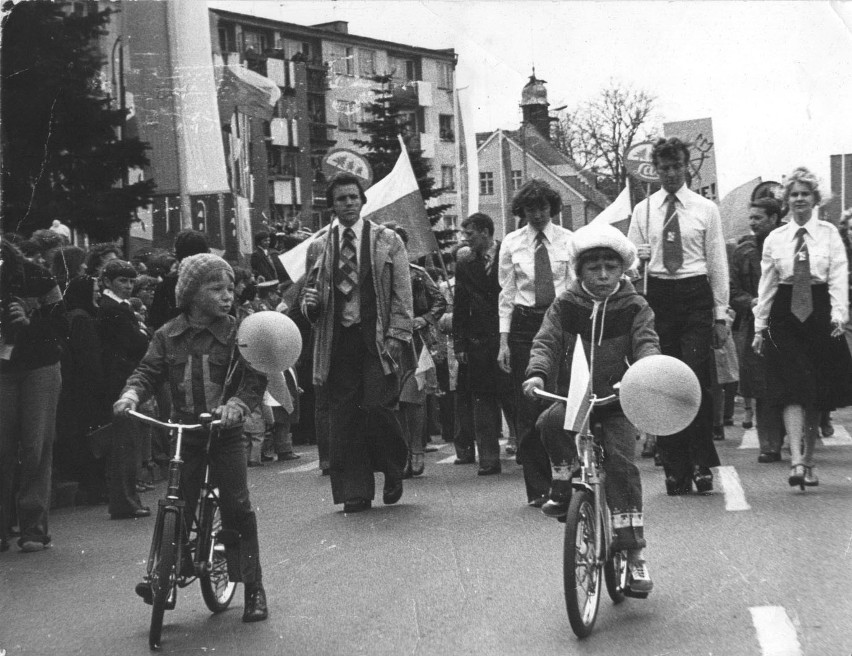 Trzcianka, 1 maja 1978r.  Na rowerze z lewej 6-letni wtedy...