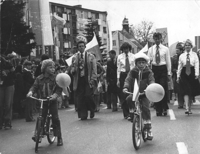 Trzcianka, 1 maja 1978r.  Na rowerze z lewej 6-letni wtedy Piotr Tylkowski. Zdjęcie dostarczyła jego mama - Basia