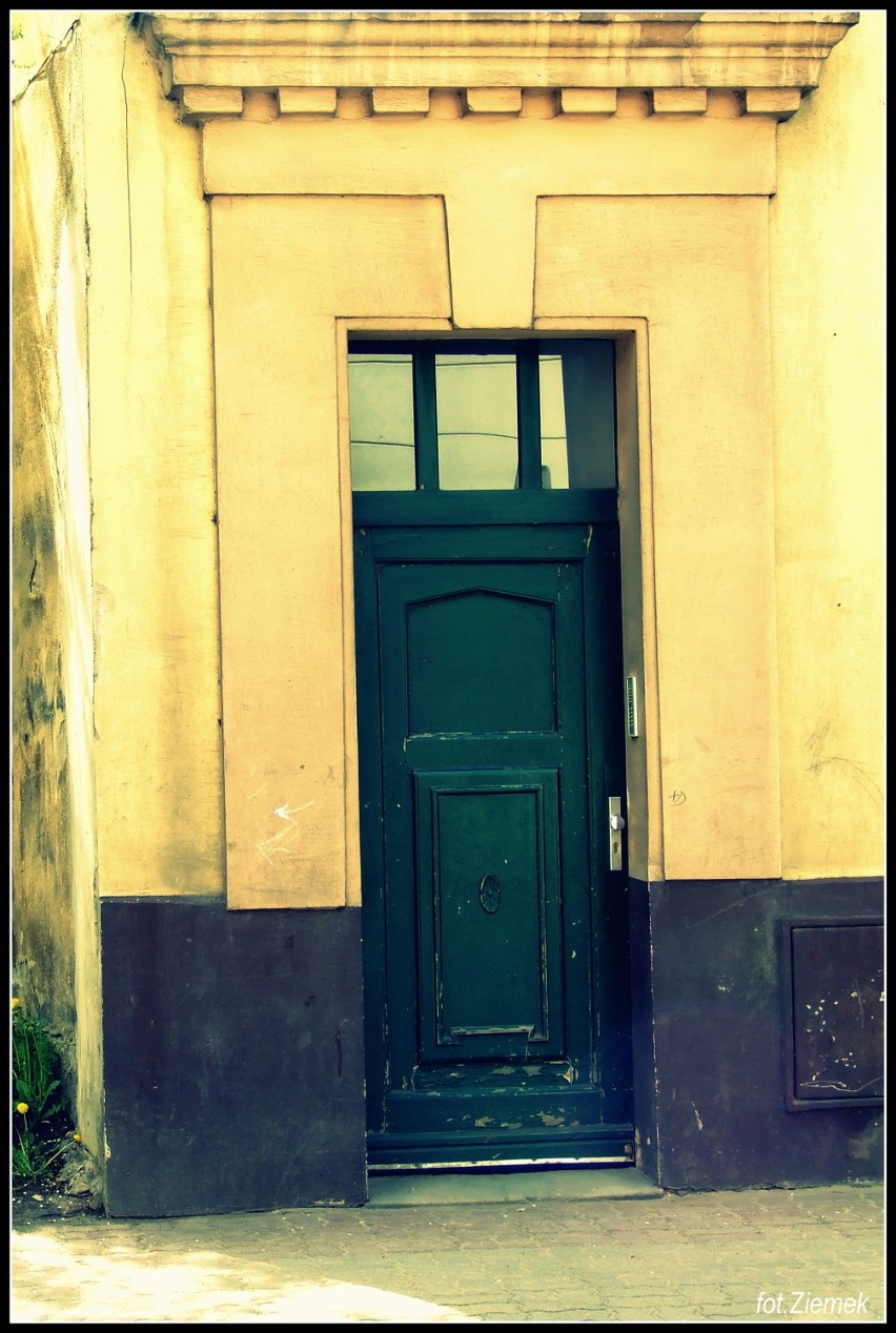 Zielone drzwi kamienicy przy ulicy Deotymy