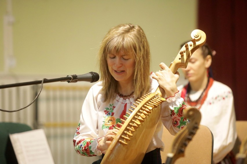 Koncert Kobzarskiej Armady w Legnicy, to tradycyjna ukraińska muzyka, zdjęcia
