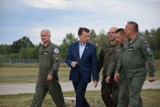 Minister Mariusz Błaszczak na lotnisku w Łasku. F-16 rozpoczęły dyżury bojowe [zdjęcia i wideo]