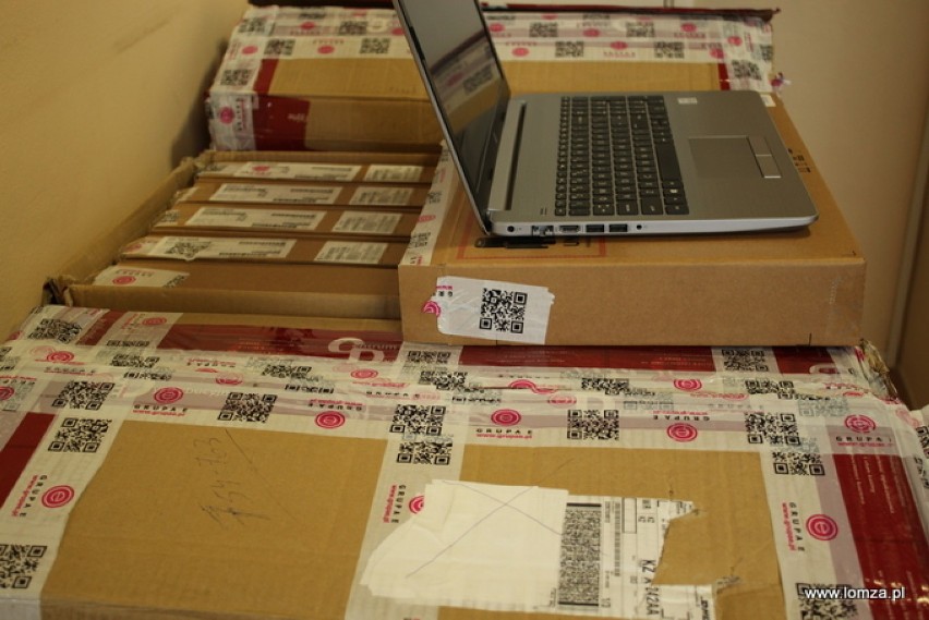 Łomża. Kolejne 61 laptopów trafi do najbiedniejszych uczniów. To dzięki projektowi "Zdalna Szkoła+"