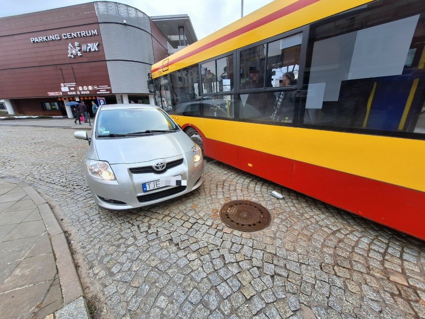 Zderzenie osobówki z miejskim autobusem w centrum Kielc.
