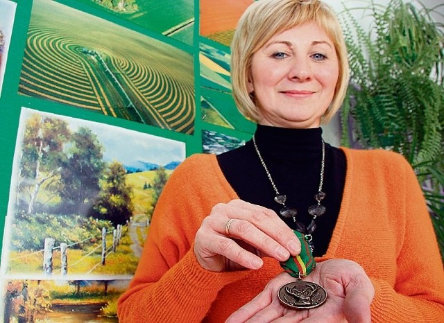 Z odznaki przyznanej przez Okręgową Radę Łowiecką we Wrocławiu pani Jolanta jest bardzo dumna