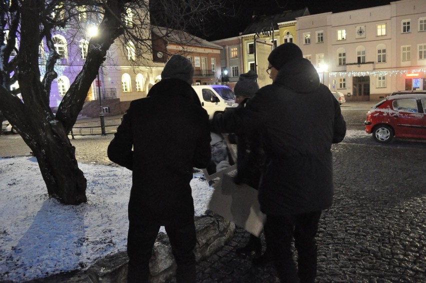 Śremianie spotkali się na rynku, aby oddać hołd Pawłowi...