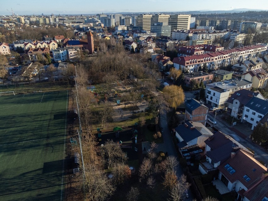 Kraków. W Młynówce Królewskiej ma być boisko. Zmieści się w parku okrajanym przez lata?