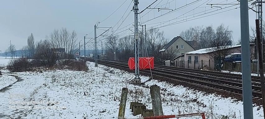 Śmiertelny wypadek na przejeździe kolejowym pod Świdnicą. 24-letni rowerzysta jechał w kapturze i słuchawkach na uszach