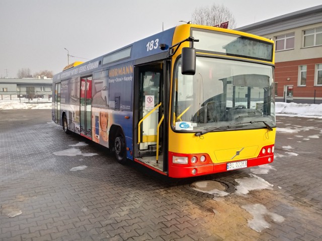 Autobus z numerem bocznym 183
