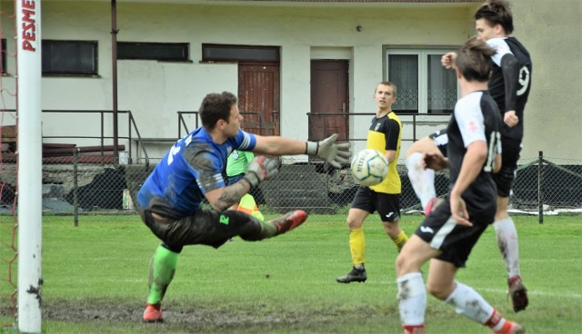 Małopolska II liga juniorów młodszych: SMS Oświęcim - Podgórze Kraków 0:3. Na zdjęciu: Wojciech Stachura, bramkarz oświęcimian, ratuje swój zespół od utraty gola