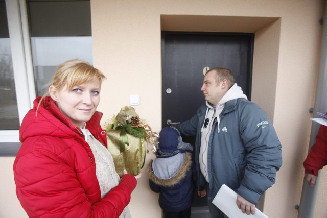 Nowi lokatorzy mieszkań przy Kasprzaka odebrali właśnie do nich klucze