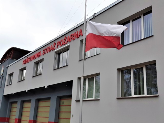 Flaga na maszcie stojącym przed komendą straży pożarnej w Goleniowie została opuszczona do połowy
