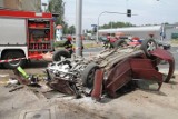 Wypadek we Wrocławiu: dachujący samochód o mało nie zmiótł kobiety z dzieckiem [Wideo]