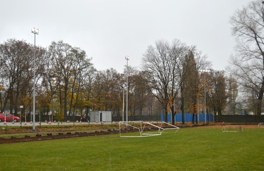 Nowe oświetlenie założyli na bocznym boisku przy ulicy Orłowskiej w Inowrocławiu [zdjęcia] 