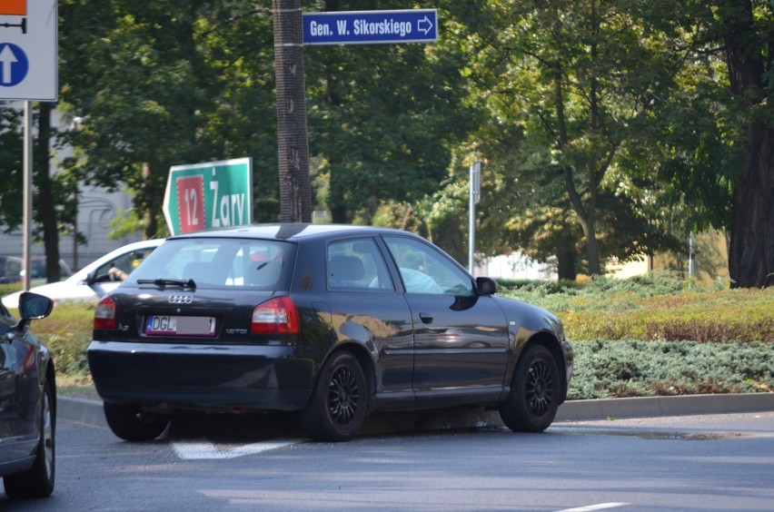 Utrudnienia na dużym rondzie. Audi zatrzymało się przy latarni. ZDJĘCIA