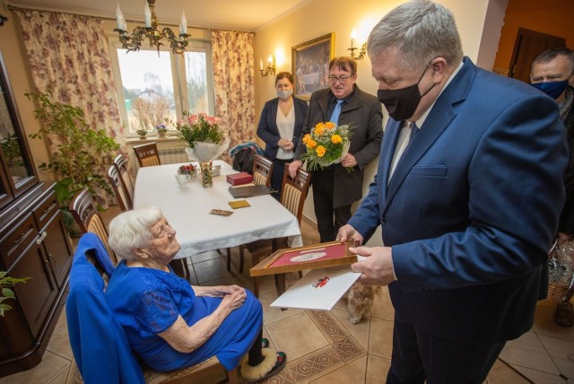 Pani Kazimiera Urbańska z powiatu włocławskiego skończyła 100 lat. W lutym 2022 roku otrzymała marszałkowski medal. Stuletnią mieszkankę Chocenia odwiedził członek zarządu województwa Sławomir Kopyść