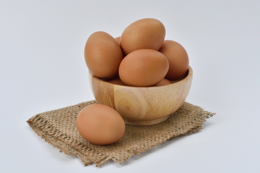 Świeże jajko ma mocną skorupkę bez plam i odbarwień.