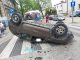 Niebezpieczna kolizja na skrzyżowaniu ul. Bema i Bandrowskiego w Tarnowie. 24-letni Kierowca forda staranował dacię [ZDJĘCIA] 