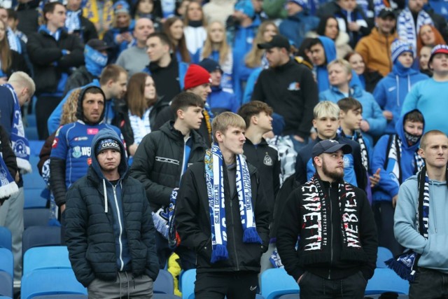 Fani Niebieskich głośno dopingowali piłkarzy Ruchu podczas meczu z Wartą Poznań

  Zobacz kolejne zdjęcia. Przesuwaj zdjęcia w prawo - naciśnij strzałkę lub przycisk NASTĘPNE
